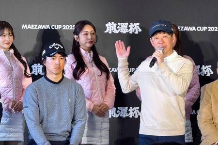 　記者会見で男子ゴルフの新規大会について説明する前澤友作氏。左は石川遼