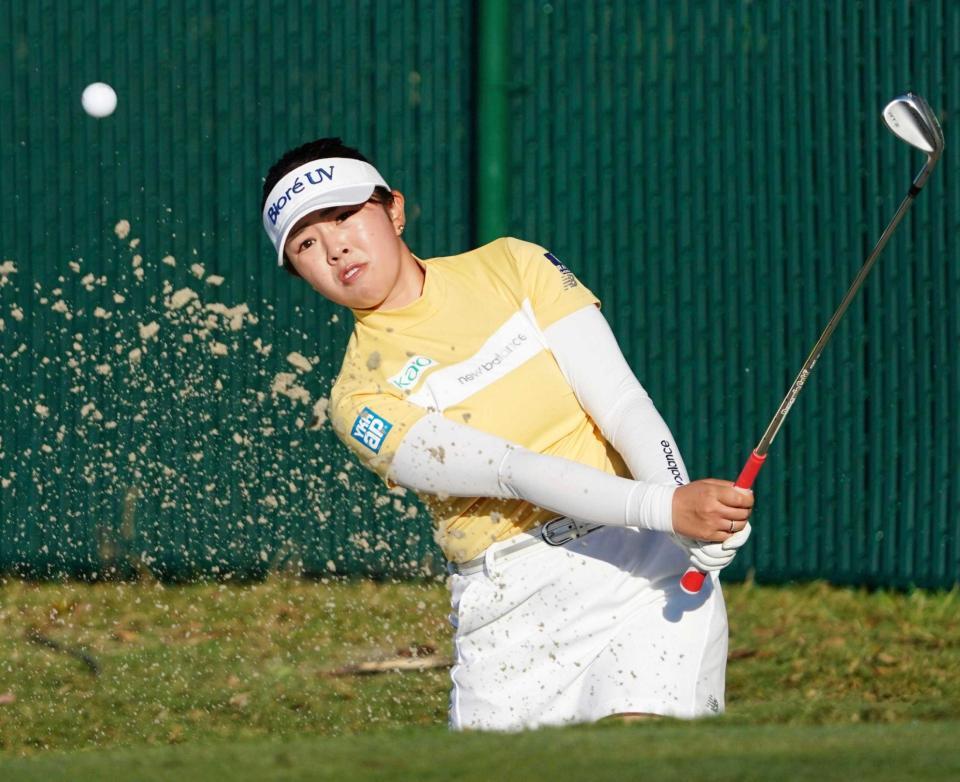 　１１番でバンカーショットを放つ山下美夢有（共同）