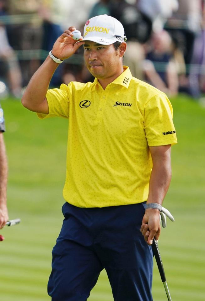 　最終ラウンド、１８番でバーディーを決め、ホールアウトする松山英樹。通算４アンダーで１３位＝トーリーパインズＧＣ（共同）