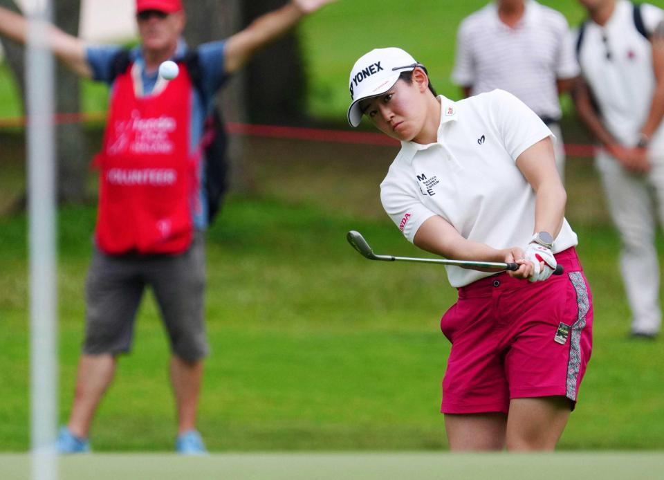 　１２番でショットを放つ岩井明愛（共同）