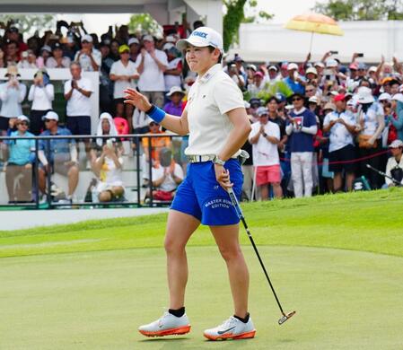 　ホールアウトして拍手に応える岩井明愛（共同）