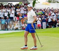 　ホールアウトして拍手に応える岩井明愛（共同）