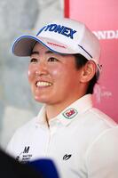 　ホールアウトし笑顔の岩井明愛（共同）