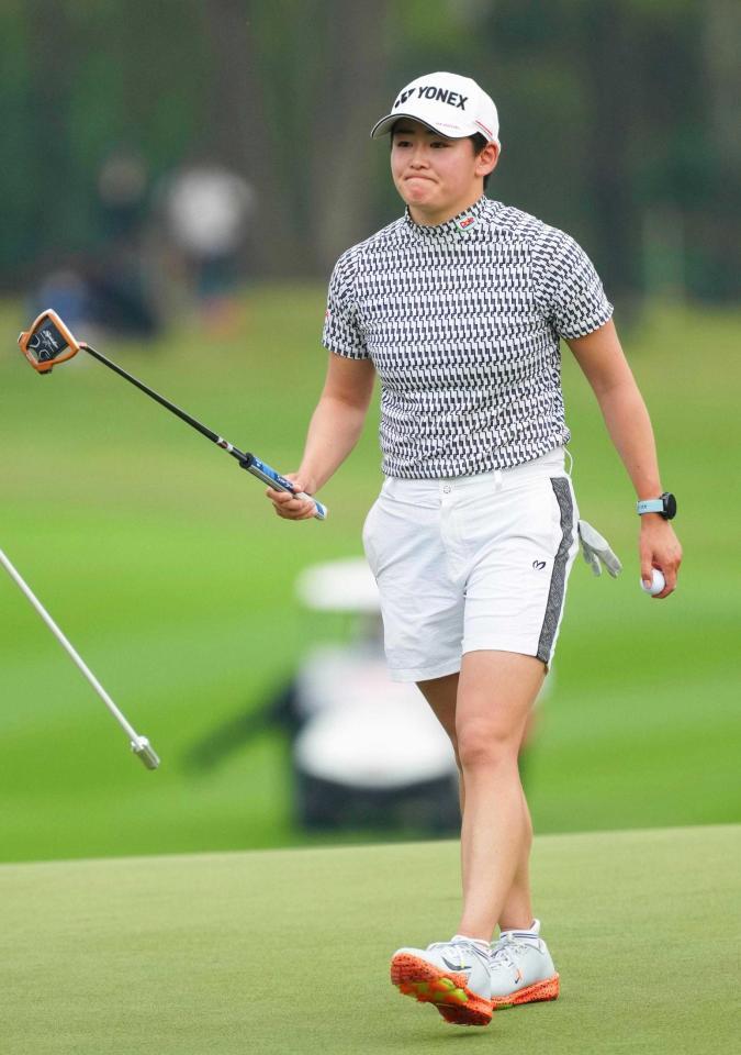 　ホールアウトする岩井明愛。通算１６アンダーで２位（共同）