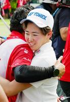 　ホールアウト後に抱き合う（共同）