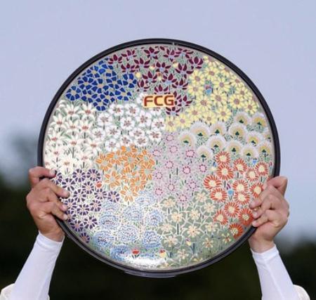 　フジサンケイ・レディースの優勝プレート＝２０２４年４月