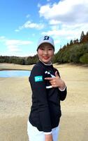 　ニトリのワッペンを指さす福田萌維（提供：ニトリ）