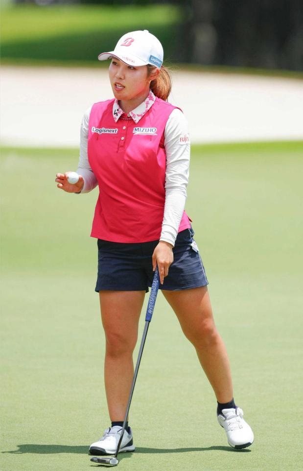 　ホールアウトする古江彩佳。通算９アンダーで２位（共同）