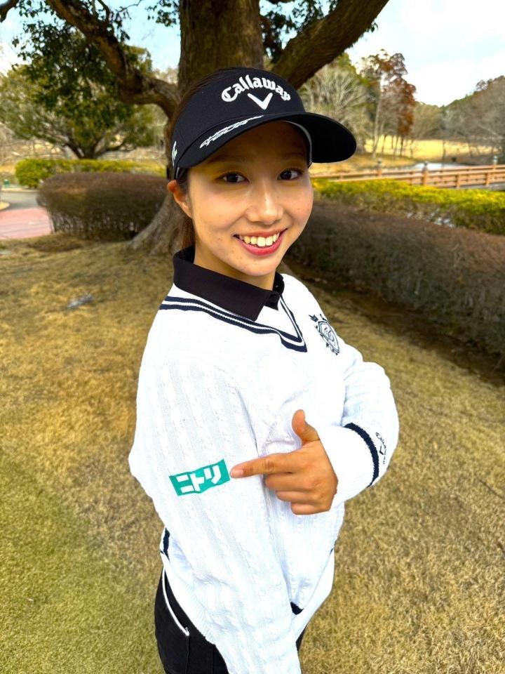 　ニトリのワッペンを指さす六車日那乃（提供：ニトリ）