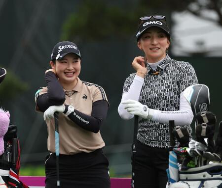 　脇元華（右）と笑顔で練習する小祝さくら（撮影・金田祐二）