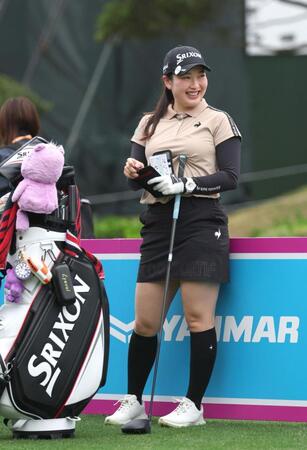 　笑顔で練習する小祝さくら（撮影・金田祐二）