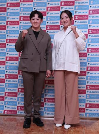 　岩井明愛（左）と千怜姉妹（撮影・金田祐二）