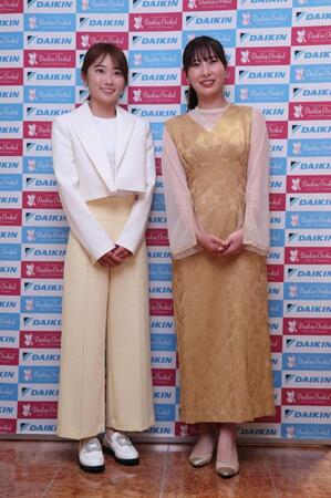 　ドレスアップした安田祐香（左）と鶴岡果恋（撮影・金田祐二）
