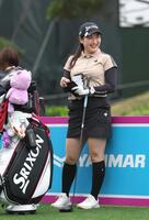 　笑顔で練習する小祝さくら（撮影・金田祐二）