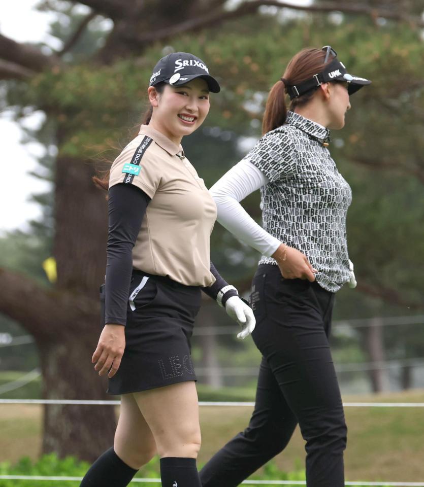 　笑顔で練習する小祝さくら＝（撮影・金田祐二）