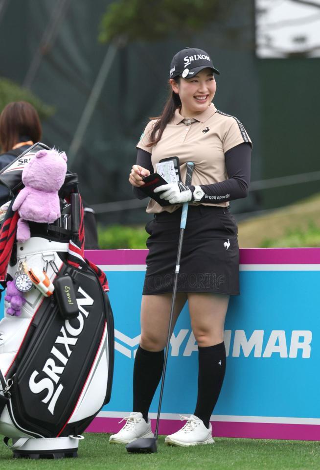 　笑顔で練習する小祝さくら（撮影・金田祐二）