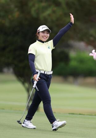 　プロアマ大会で笑顔の佐久間朱莉（撮影・金田祐二）