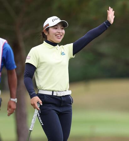 　プロアマ大会で笑顔の佐久間朱莉（撮影・金田祐二）