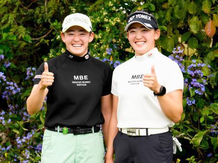 　プロアマ戦を終え、記念撮影に応じる岩井明愛（左）と岩井千怜＝琉球ＧＣ