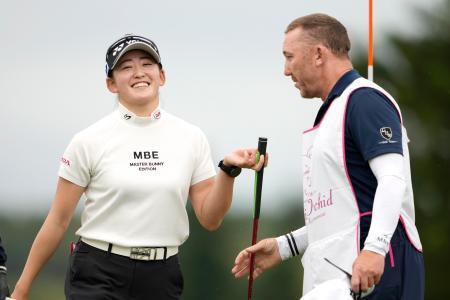 　プロアマ戦で笑顔を見せる岩井千怜＝琉球ＧＣ