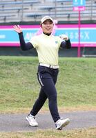 　プロアマ大会に出場し笑顔の佐久間朱莉（撮影・金田祐二）