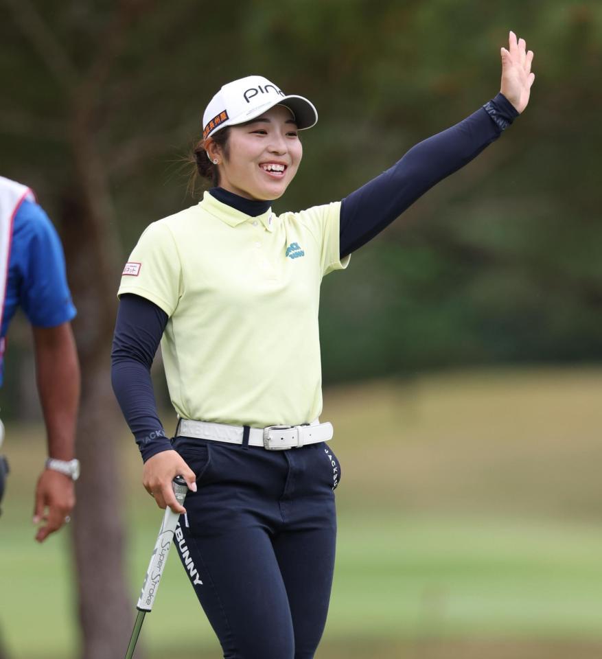 　プロアマ大会で笑顔の佐久間朱莉（撮影・金田祐二）