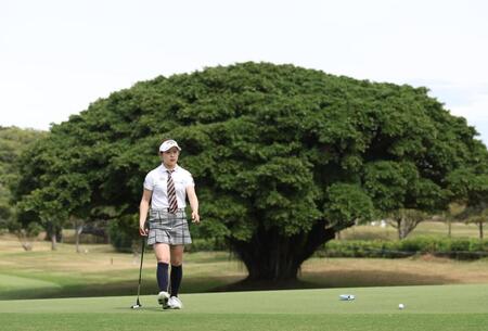 　かわいらしいゴルフウエアで練習する吉田鈴＝４日