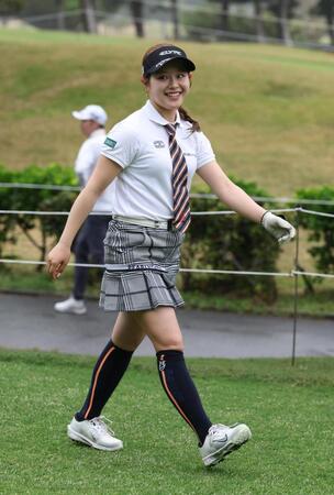 　かわいらしいゴルフウエアで練習する吉田鈴＝４日