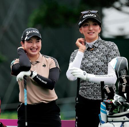 　脇元華（右）と笑顔で練習する小祝さくら＝４日