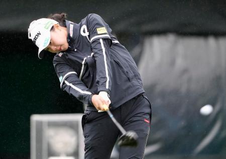 １９歳の菅楓華、６８で単独首位　国内女子ゴルフ開幕戦第１日