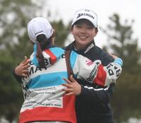 　笑顔でホールアウトした菅楓華（右）＝撮影・金田祐二