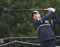 　９番、ティーショットを放つ菅楓華（撮影・金田祐二）