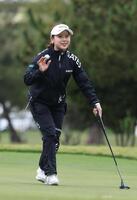 　９番、笑顔でホールアウトした吉田鈴（撮影・金田祐二）