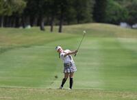 　かわいらしいゴルフウエアで練習する吉田鈴＝４日