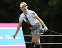 　かわいらしいゴルフウエアで練習する吉田鈴＝４日