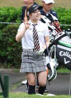 　笑顔で練習する吉田鈴＝４日