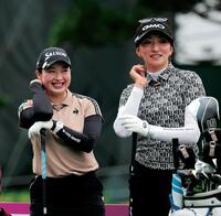 　脇元華（右）と笑顔で練習する小祝さくら＝４日