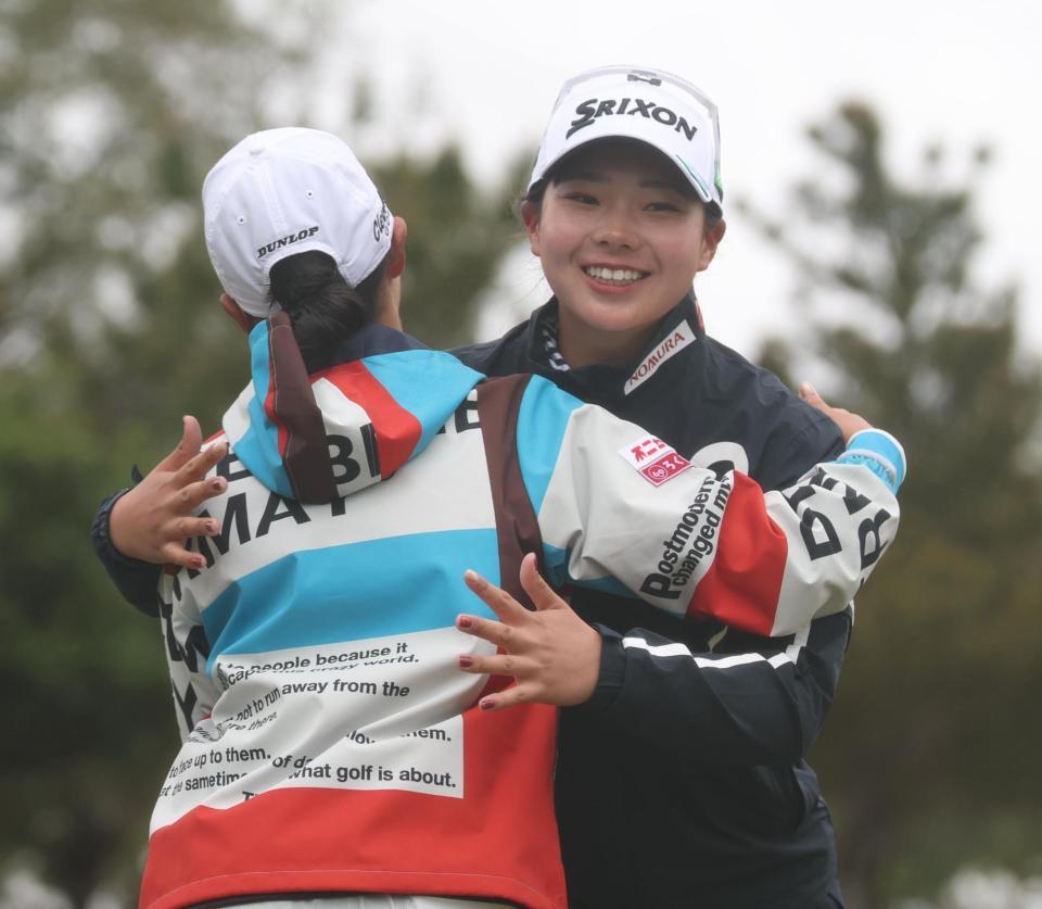 　笑顔でホールアウトした菅楓華（右）＝撮影・金田祐二