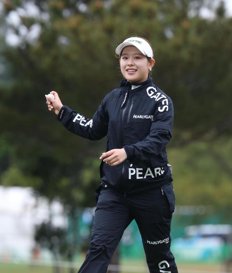 　笑顔でホールアウトした吉田鈴（撮影・金田祐二）