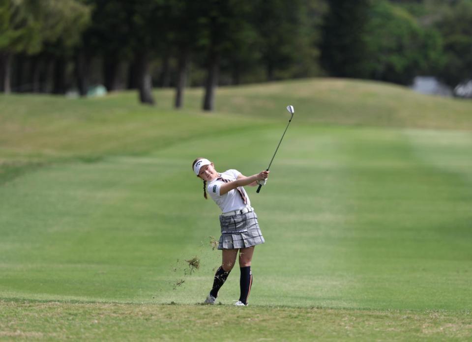　かわいらしいゴルフウエアで練習する吉田鈴＝４日