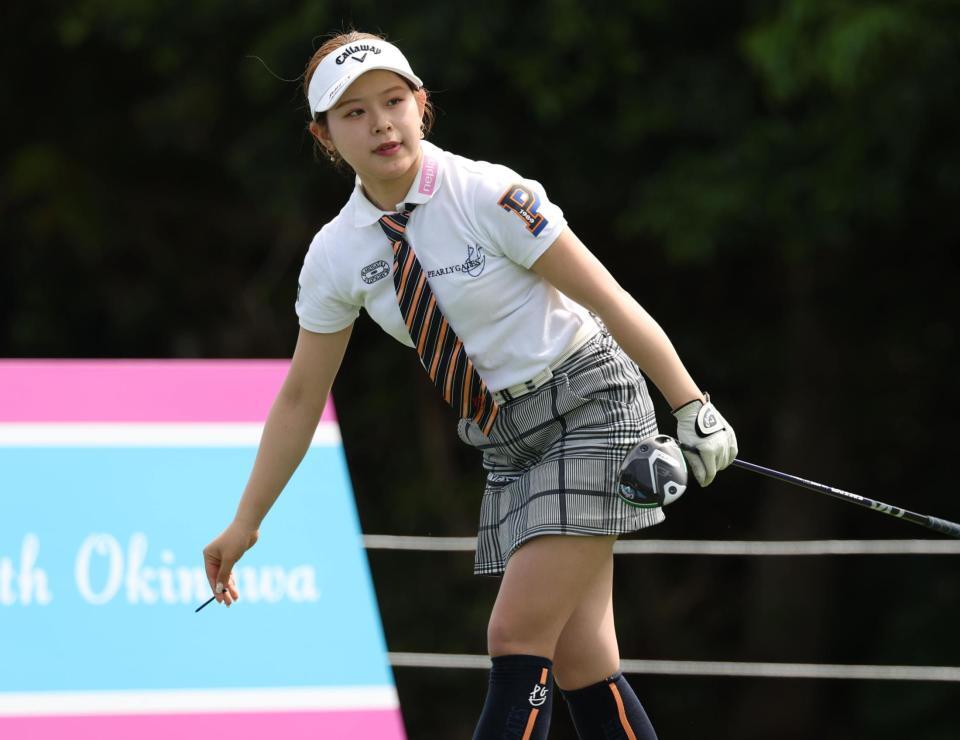 　かわいらしいゴルフウエアで練習する吉田鈴＝４日