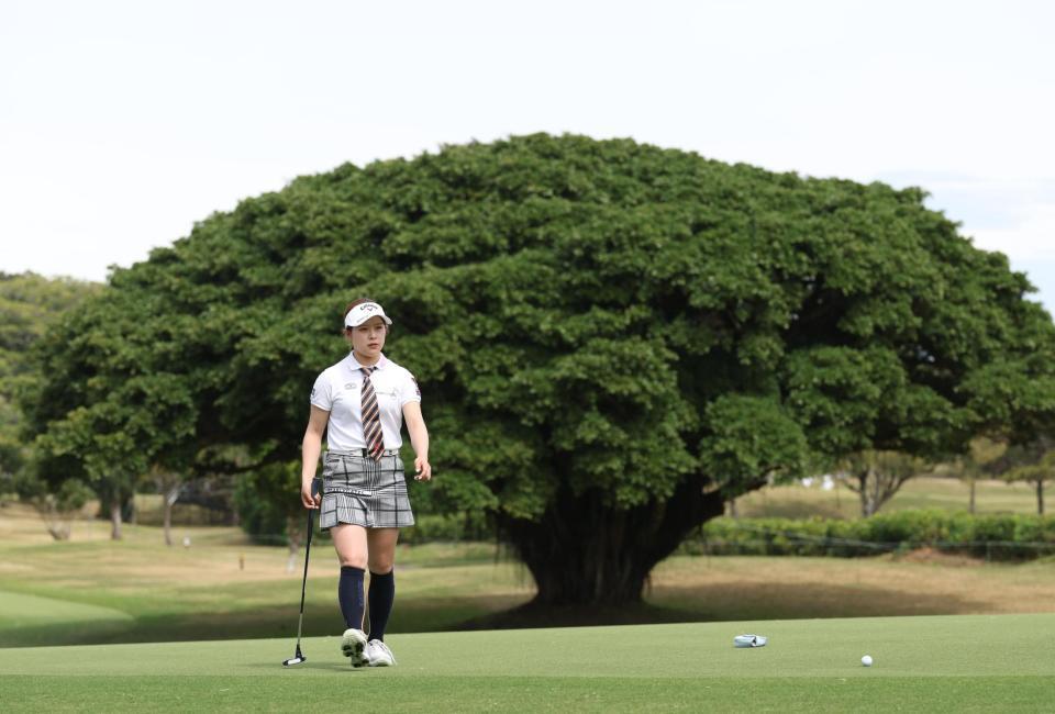 　かわいらしいゴルフウエアで練習する吉田鈴＝４日