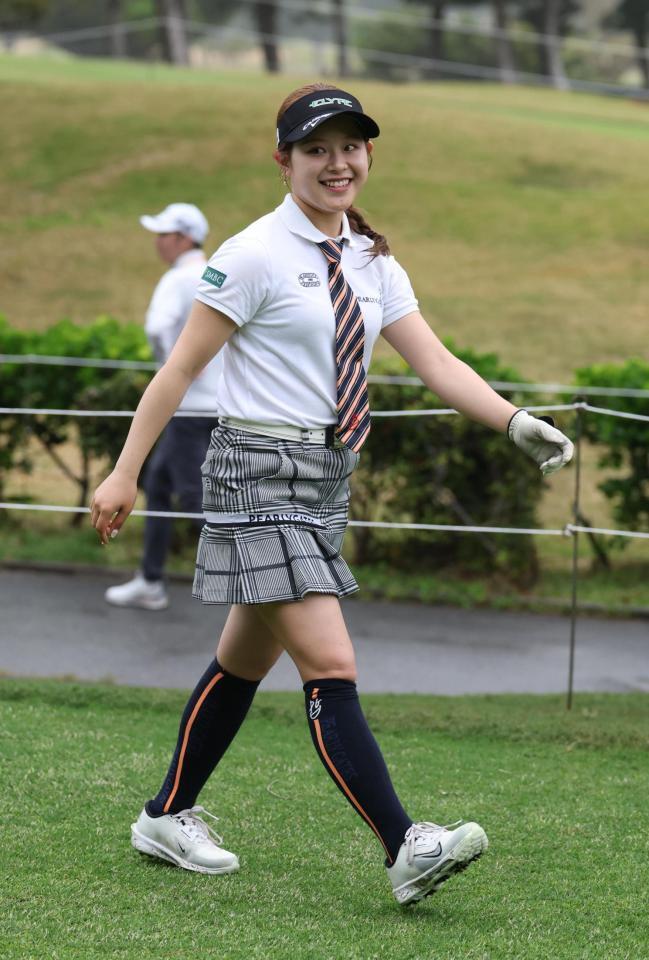 　かわいらしいゴルフウエアで練習する吉田鈴＝４日