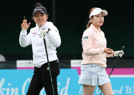 　吉田鈴とラウンドし予選を突破したアマの吉崎マーナ（左）＝撮影・金田祐二