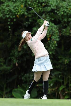 　５番、ティーショットを放つ吉田鈴（撮影・金田祐二）