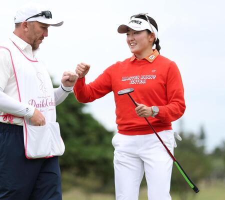 　１７番、バーディーを決めキャディとグータッチの岩井千怜（撮影・金田祐二）