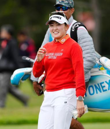 　第２日、９番で笑顔の岩井千怜。通算２アンダーで首位＝琉球ＧＣ