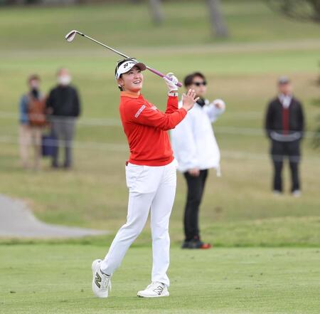 　９番、セカンドショットを放つ岩井千怜（撮影・金田祐二）