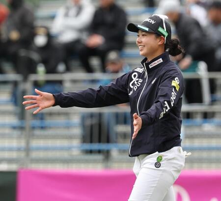 　笑顔でホールアウトする菅楓華（撮影・金田祐二）