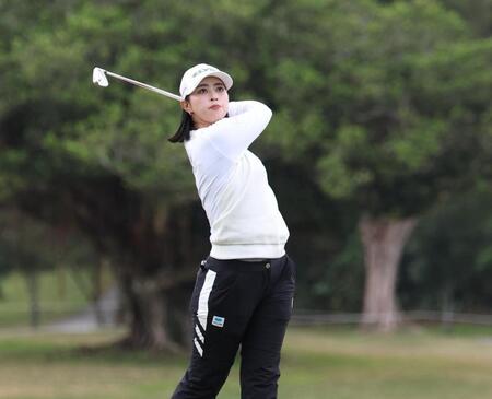 　９番、セカンドショットを放つ柏原明日架（撮影・金田祐二）